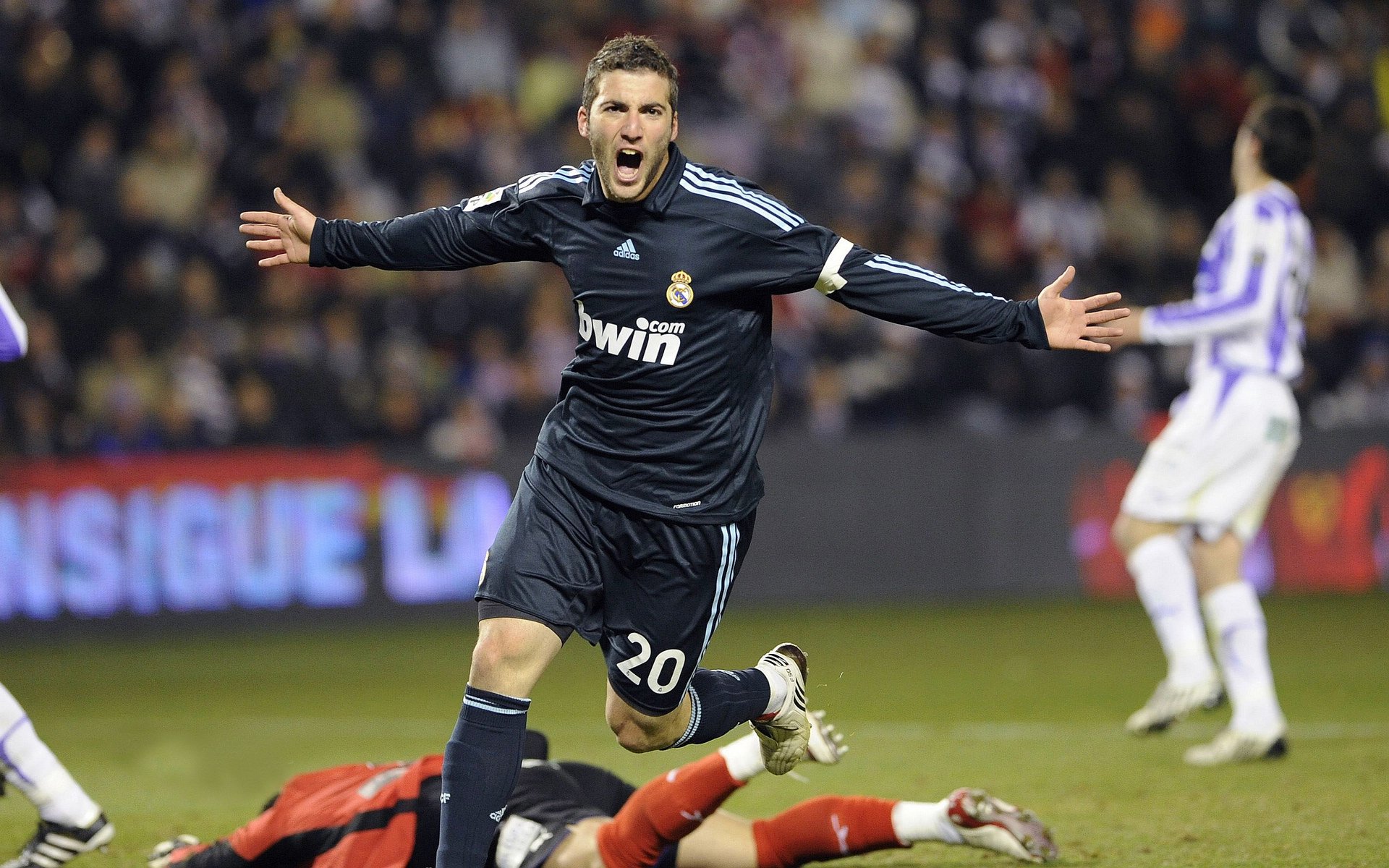 爱游戏APP-“德甲最后冲刺：争冠队伍形势逐渐明朗”，德甲最后一轮看点